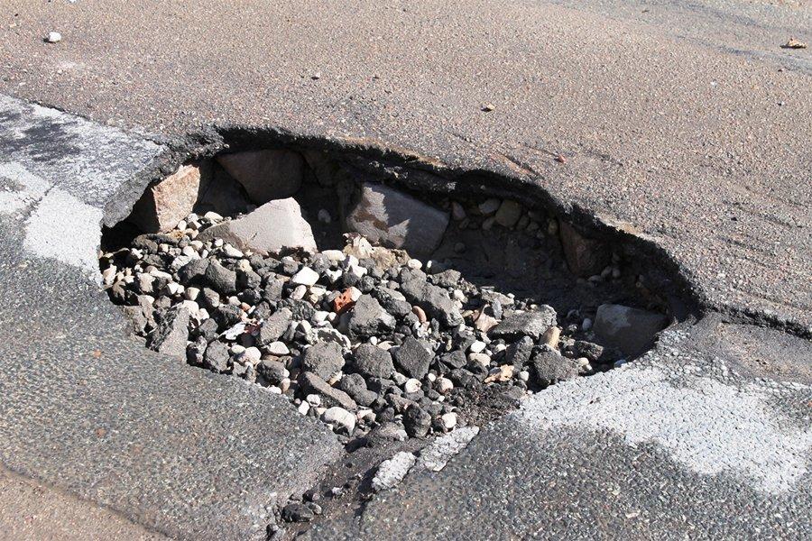 В Калининграде в неогороженный провал на дороге попала машина (+фото)