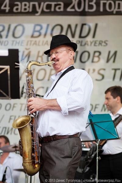 Джаз для вас: фоторепортаж с «Джаз-фонтана» у драмтеатра