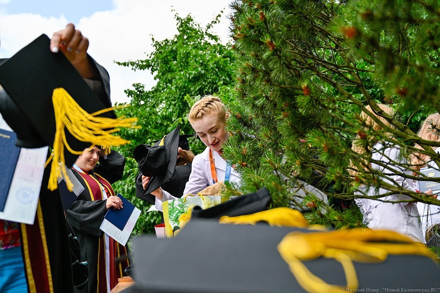 Как проходит вручение дипломов выпускникам БФУ в Ботаническом саду (фото)
