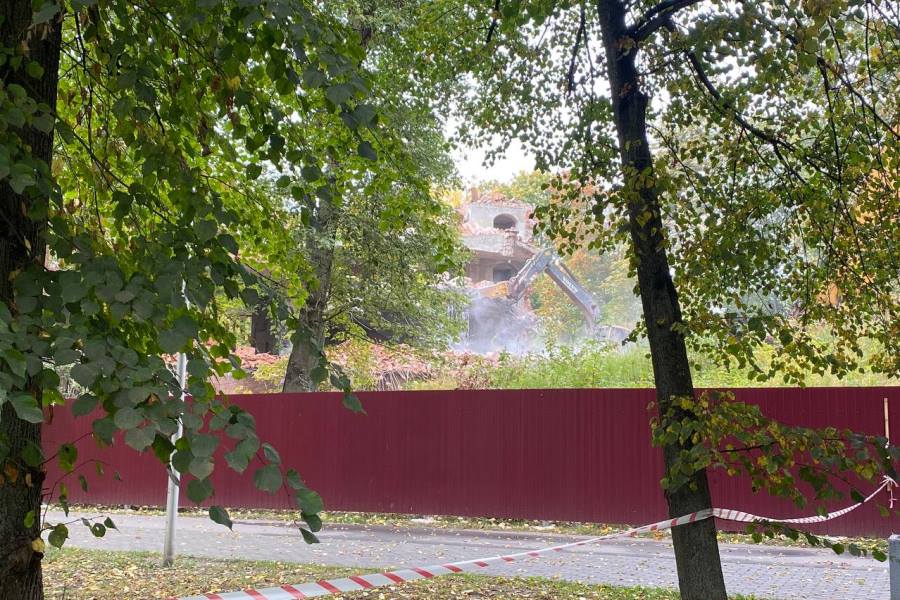 В Калининграде в Южном парке начали сносить недостроенную мечеть (фото)