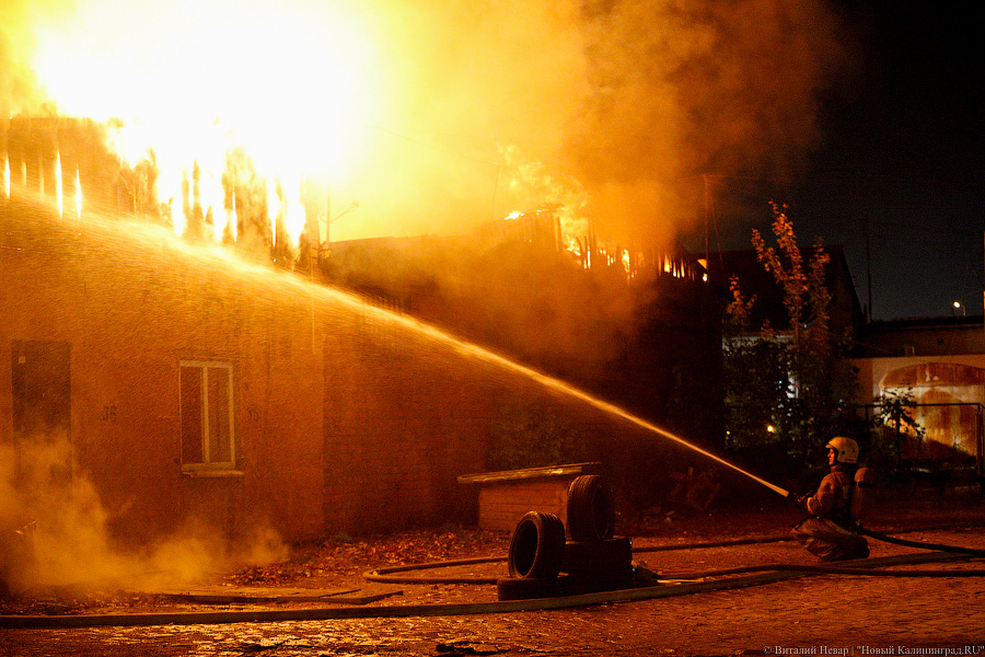 При пожаре на ул. Захарова в Калининграде спасли двух человек