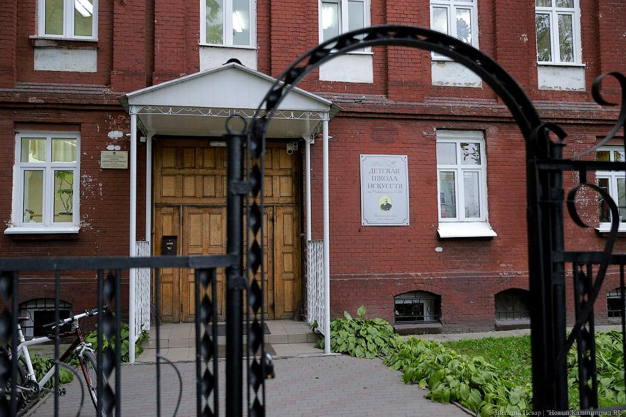 Осторожно, кирпичи: на Эпроновской осыпается историческое здание школы