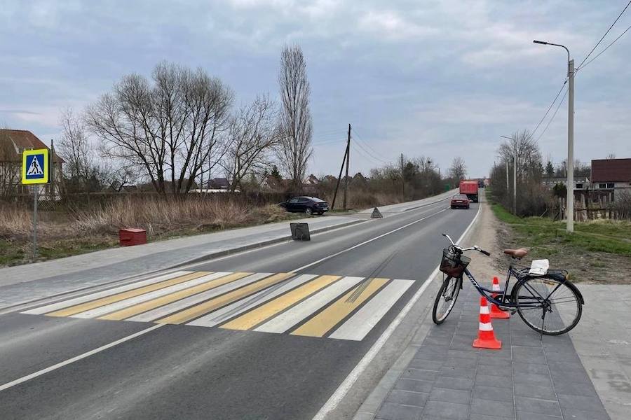 В Черняховске «Пежо» сбил пенсионера, который ехал по «зебре» на велосипеде (фото)
