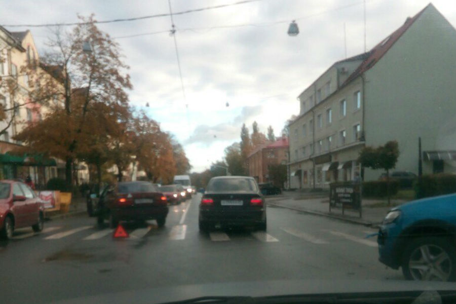 На ул. Карла Маркса образовалась пробка из-за аварии (фото)