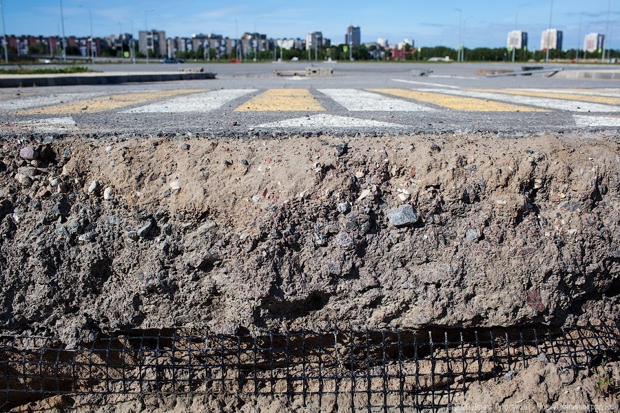 Днищем об асфальт: что происходит с Октябрьским островом спустя два года после ЧМ (фото)