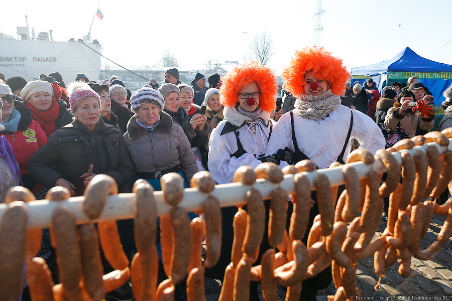 Дым, шум, колбаса: в Калининграде прошел День длинной колбасы