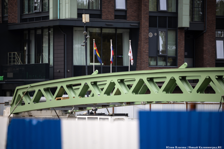 От «Юности» до Канта: в Калининграде монтируют арочный пролёт Философского моста (фото)