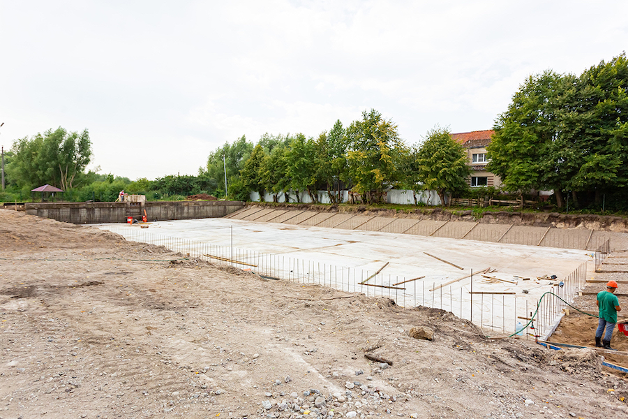 Реконструкцию бассейна с минеральной водой в Славске обещают завершить в сентябре (фото)