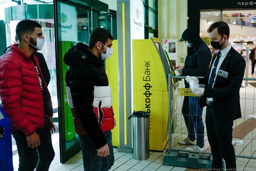 В масках и на дистанции: в Калининграде открылись торговые центры и парикмахерские