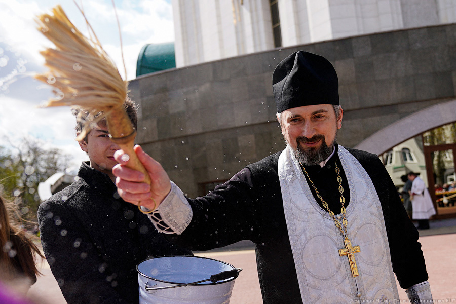 Пёстрые дары: фоторепортаж с освящения пасхальных блюд у храма Христа Спасителя