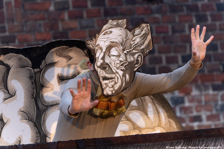 Не кантовать: в башне «Врангель» сыграли спектакль про Канта