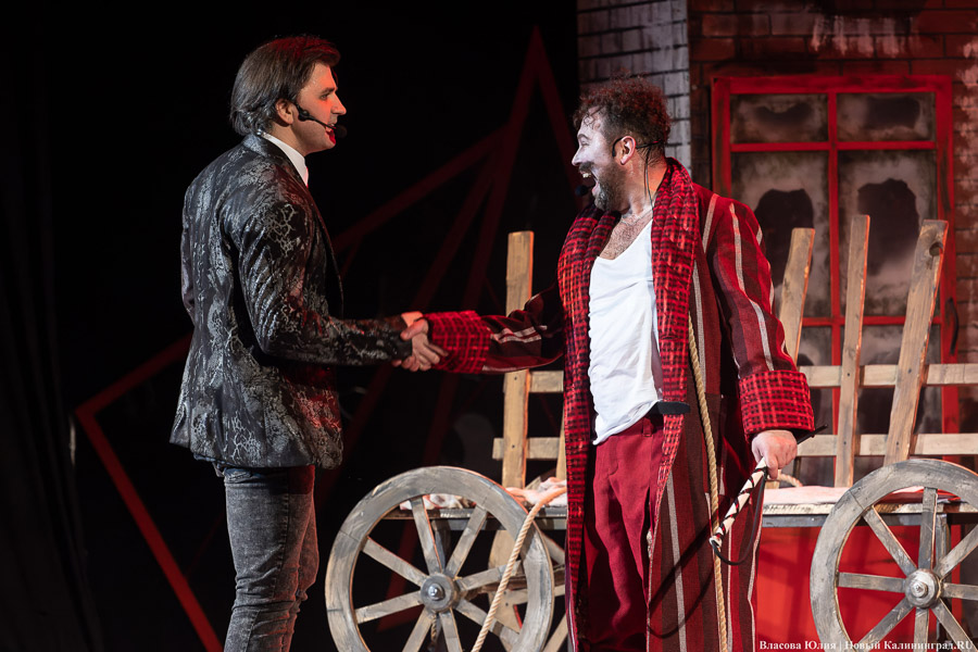 С интонациями The Beatles: в Музыкальном театре показали «Гоголюцинации Чичикова» (фото)