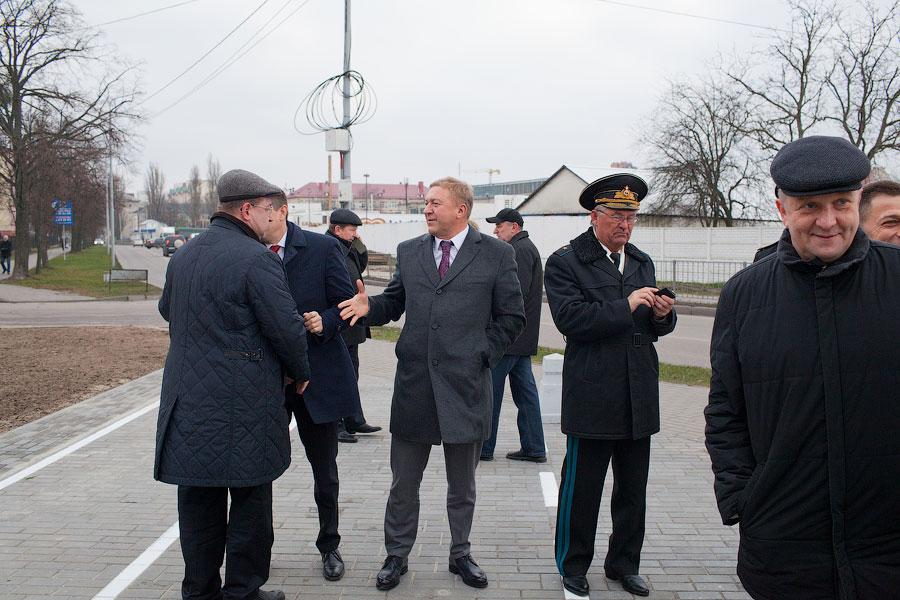 На ветру: как прошло торжественное открытие наполовину готового сквера