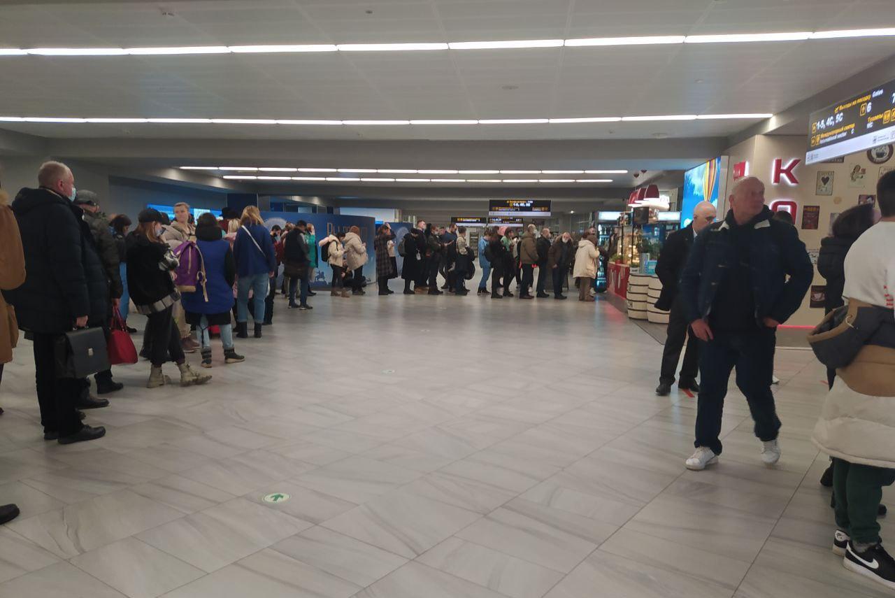 В «Храброво» продолжают задерживать рейсы из-за погоды