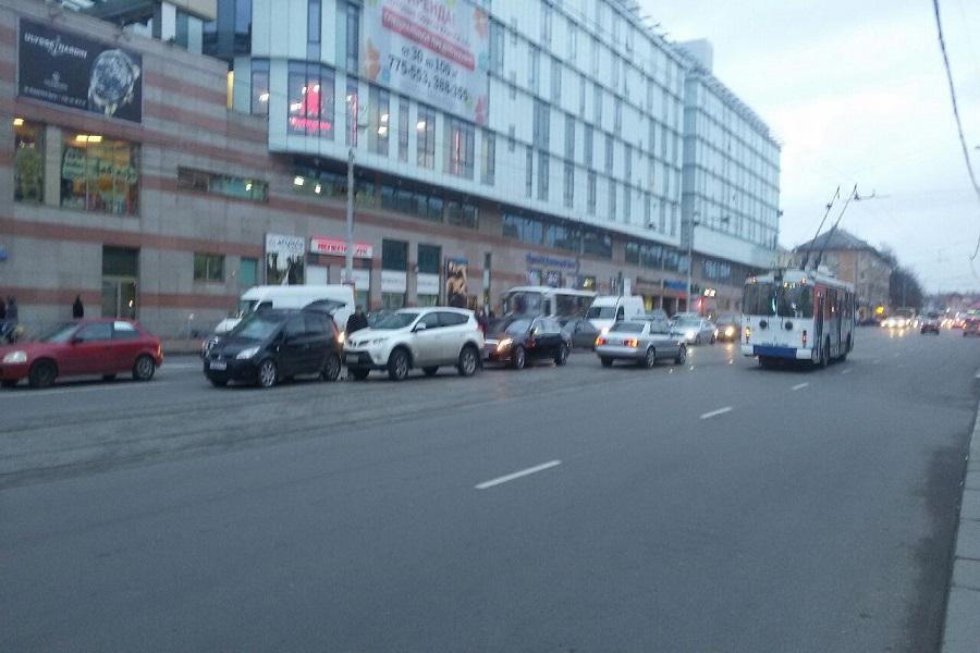 В центре Калининграда 4 машины столкнулись на трамвайных путях (фото)