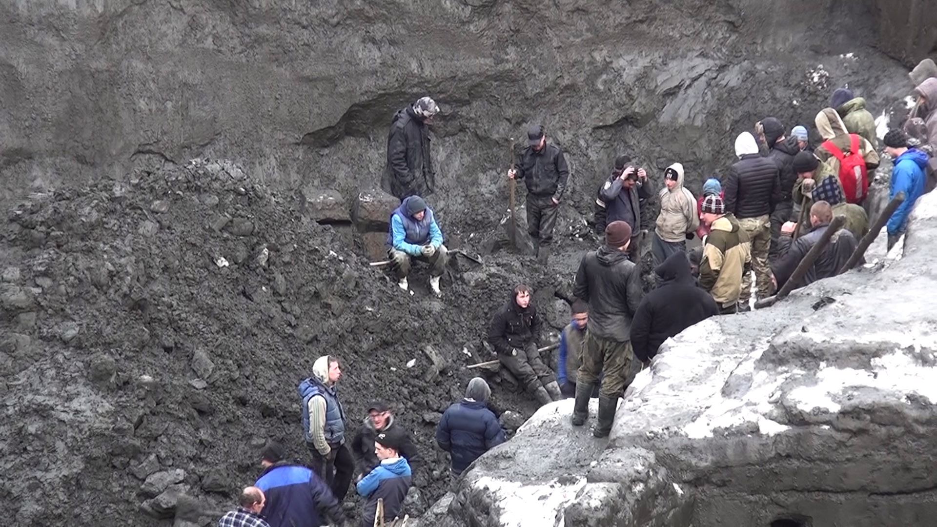 В Калининградской области пограничники УФСБ поймали бригаду из 45 «черных копателей» янтаря (фото)
