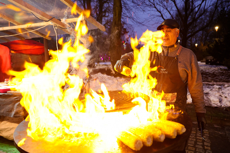 Гастрономическая шаурма и другие: на острове Канта открылась новогодняя ярмарка (фото)
