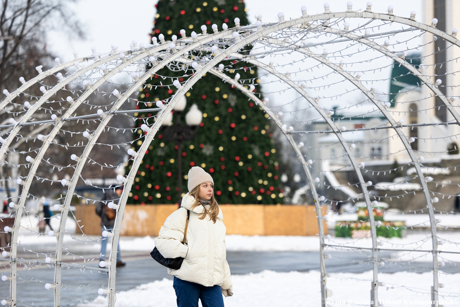Символ без праздника: на площади Победы установили главную городскую ёлку (фото)
