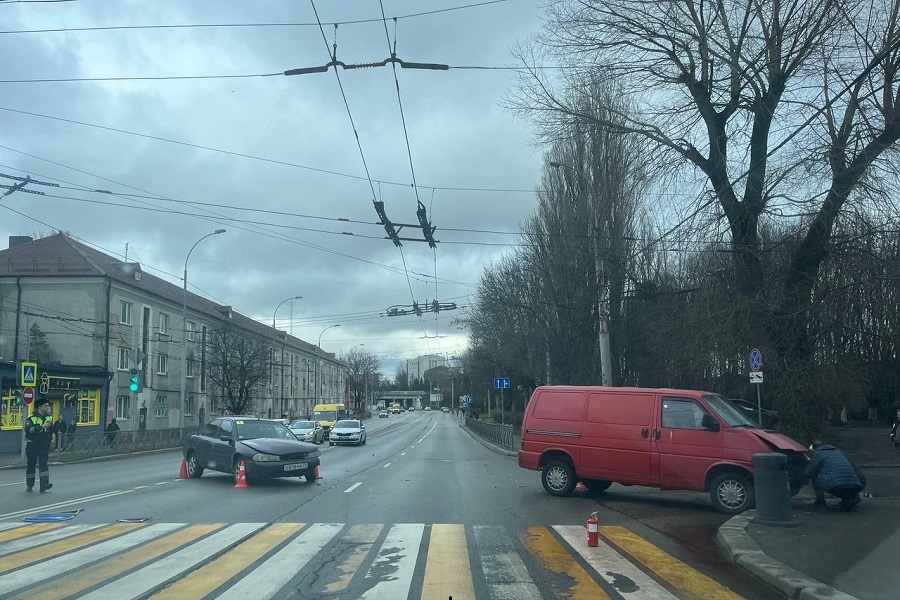 Очевидец: от путепровода на Киевской собралась пробка в центр из-за ДТП (фото)