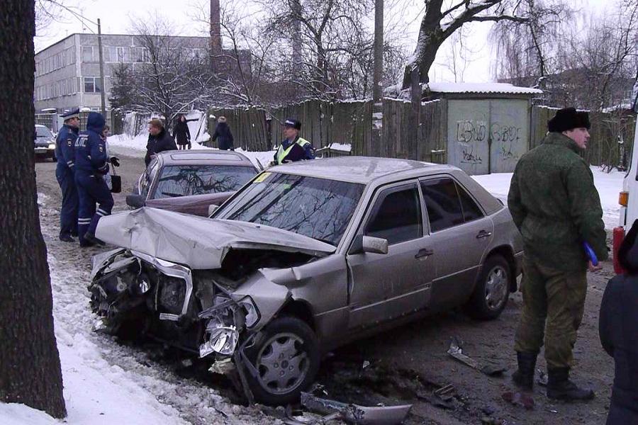 В Калининграде на Ялтинской неопытный водитель устроил ДТП, есть пострадавшие (+фото)
