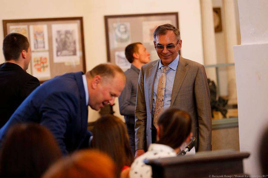 Толпа и селфи-палка: выпускникам БФУ вручили очередную партию дипломов