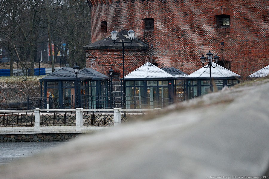 Много «курилок»: закончился монтаж новых палаток у музея Янтаря (фото)