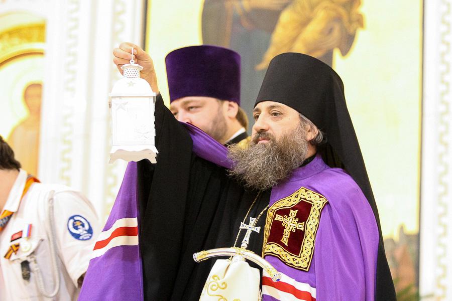 Рождество Христово: богослужение в Храме Христа Спасителя (фото)