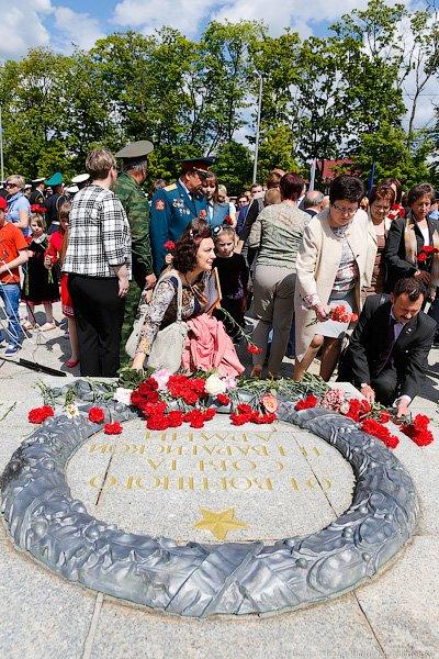 «Ещё той ночью игры снились детям»: Калининград отмечает День памяти и скорби