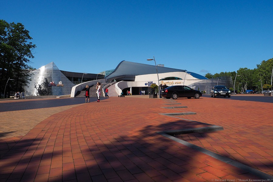 Все равно всех не вместит: минкульт объяснил закрытую парковку «Янтарь-холла»