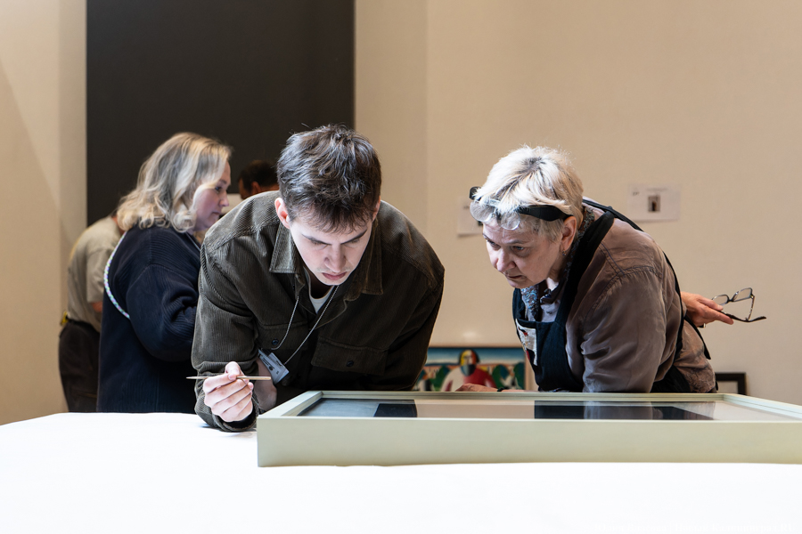 В Калининград прибыл «Чёрный квадрат»: как прошла распаковка картины Малевича (фото)