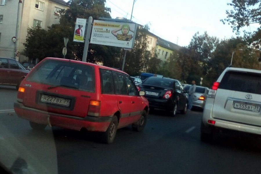 На ул. А. Невского столкнулись 3 автомобиля (фото)