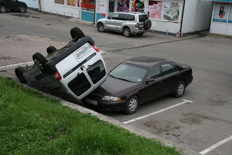 На ул. Горького «Ситроен» скатился по склону и упал на машину на парковке (фото)