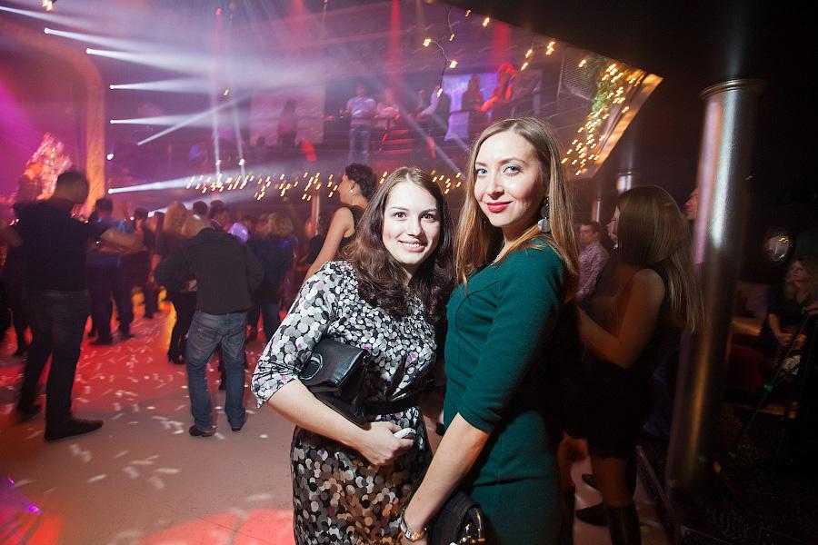 «Танцуют все!»: фоторепортаж с выступления проекта Astero в «Универсале»