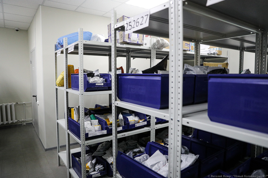 На фабрике под Зеленоградском рабочий получил травмы, упав с шестиметрового шкафа