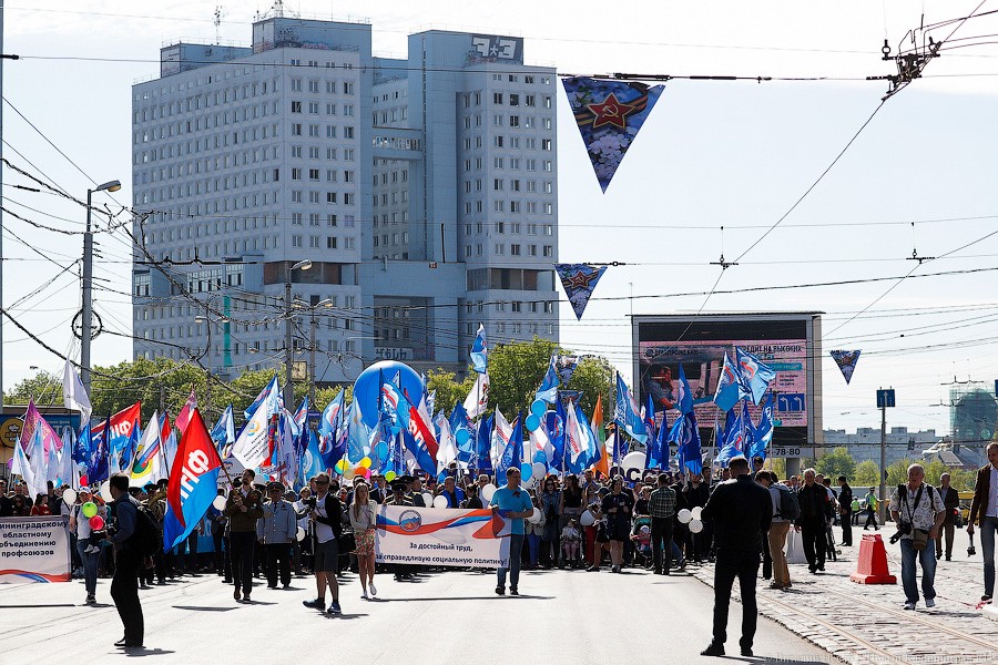 И официальные лица: в Калининграде прошло шествие за достойный труд