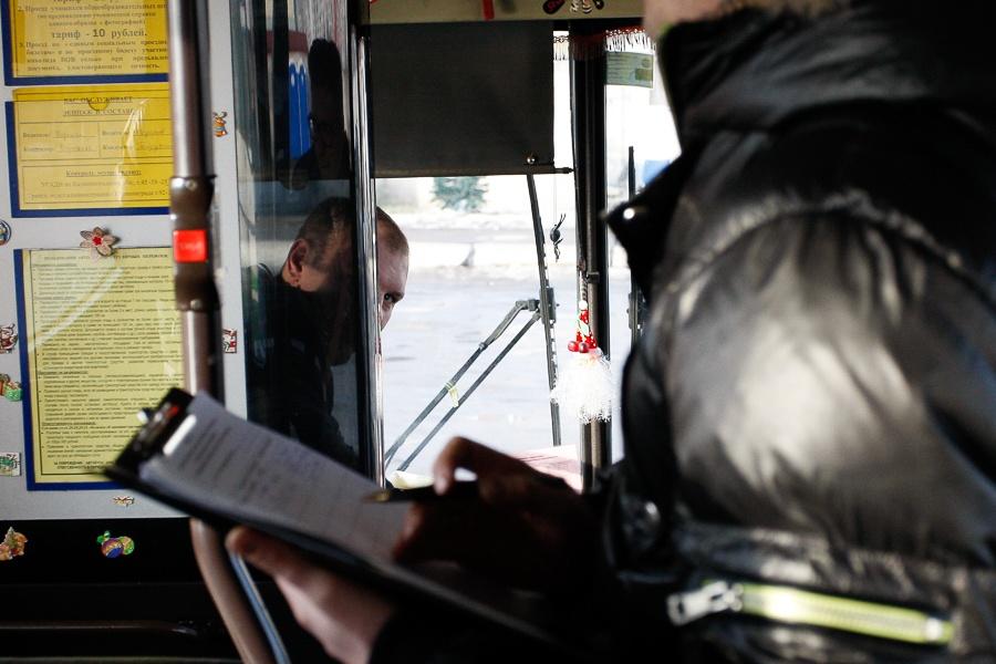 Изумительная тенденция: как сотрудники мэрии Калининграда проверяли состояние автобусов (фото)