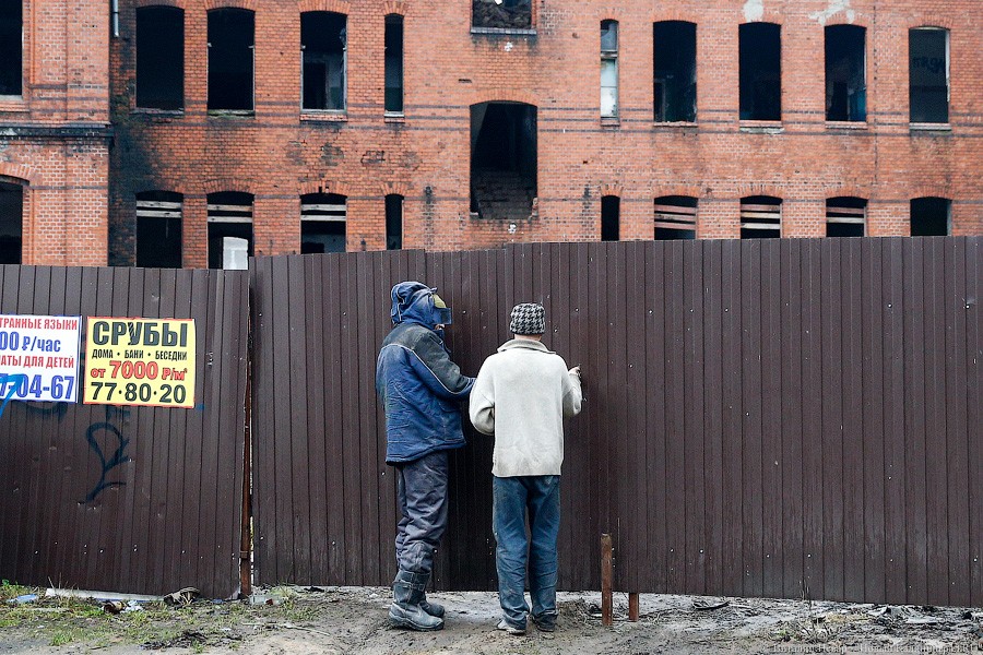 Экскаватором по Гёте: как сносят довоенное здание на Томской (фото, видео)