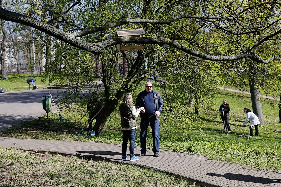 С метлой в руках: в парке Победы прошёл общегородской субботник