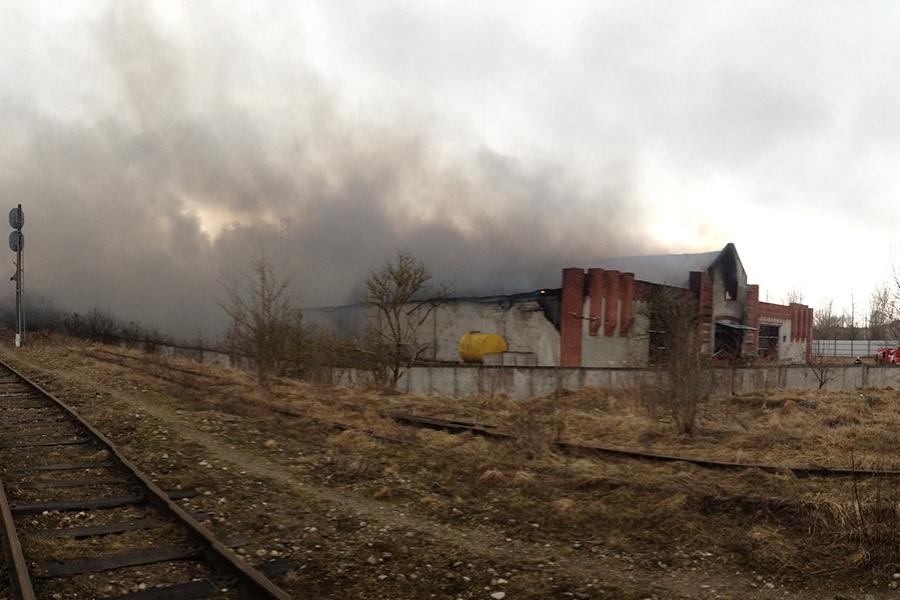 Огненная ванна: в Багратионовске сгорела фабрика душевых кабин (фото)