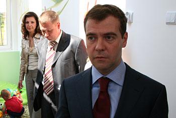 Медведев потребовал от властей Калининградской области заняться безработицей