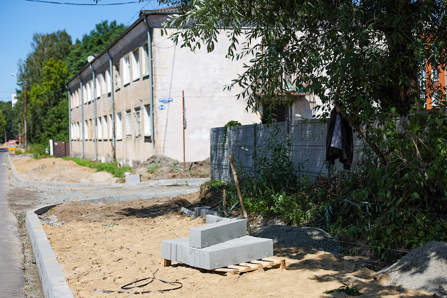 Ремонт на три года: что происходит с ул. Карташева, где сменился подрядчик (фото)