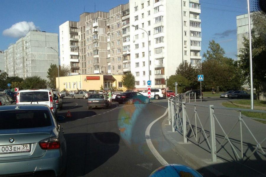 Две иномарки создали серьезную пробку на Сельме (фото)