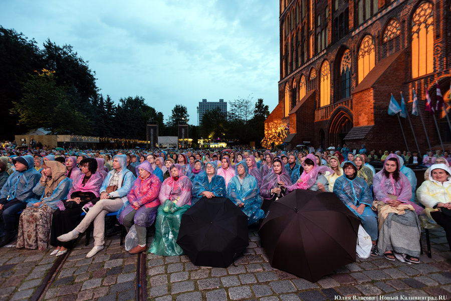 Бурлеска под дождём: Денис Мацуев выступил на острове Канта (фото)