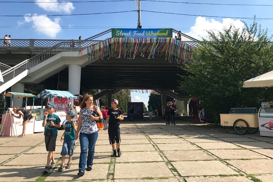На острове Канта проходит городской пикник. Рассказываем, что успели попробовать
