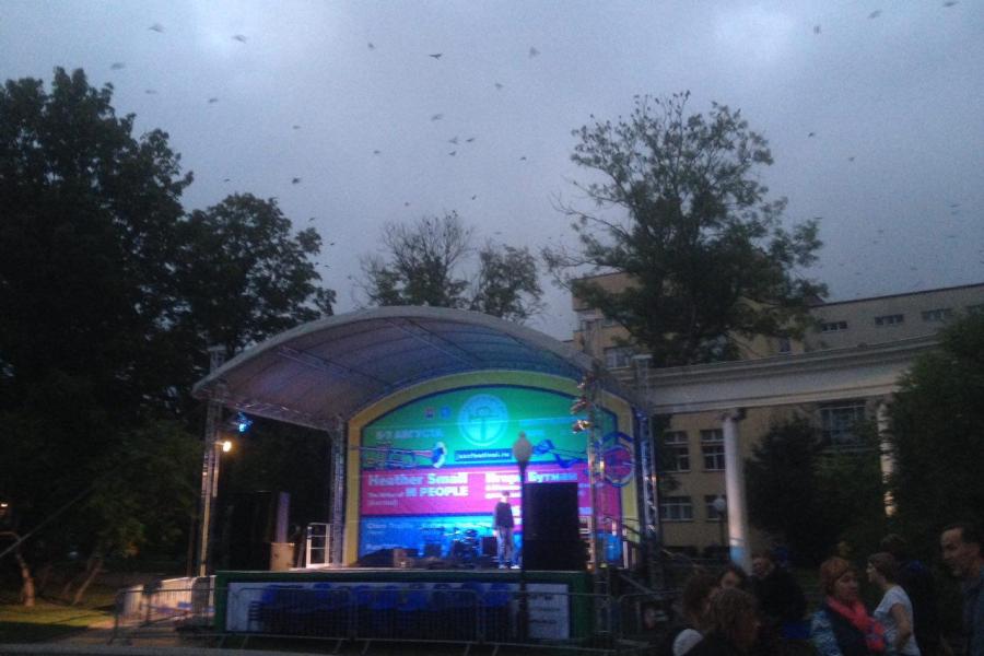 Зрители расходятся после отмены «Джаз-аперитива». Фото – Анна Жолнерович, «Новый Калининград.Ru»