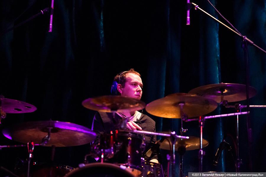 «Вечер поэзии»: «Сурганова и Оркестр» поздравили калининградок с 8 марта