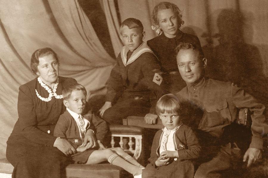 Михаил Шолохов с семьёй. Фото Музея Мирового океана