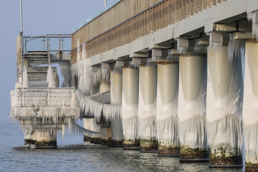 Мороз и море: как стихия украсила променад в Зеленоградске (фото)