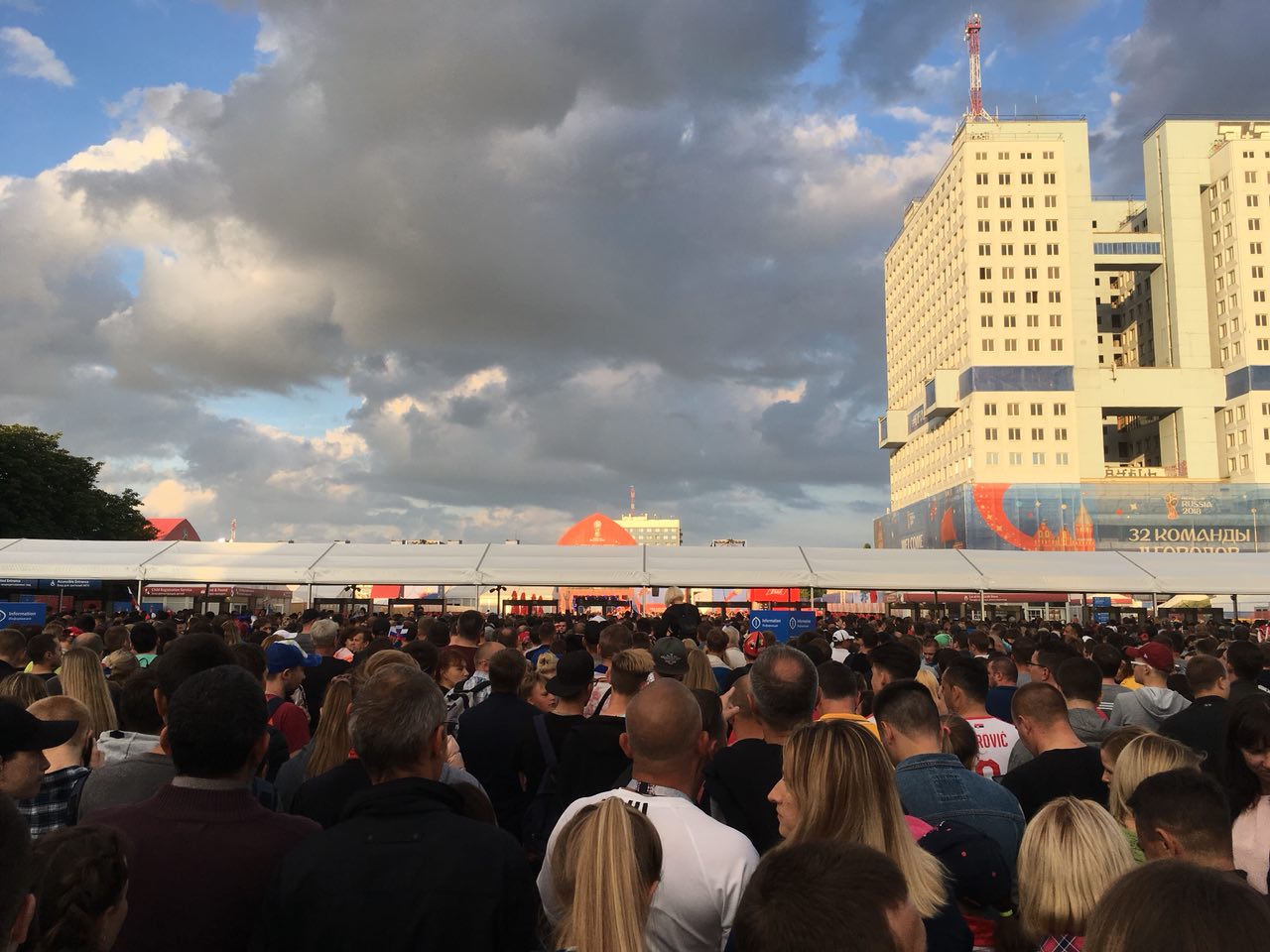  В Калининграде во время матча Россия-Египет скопилась огромная очередь в фан-зону