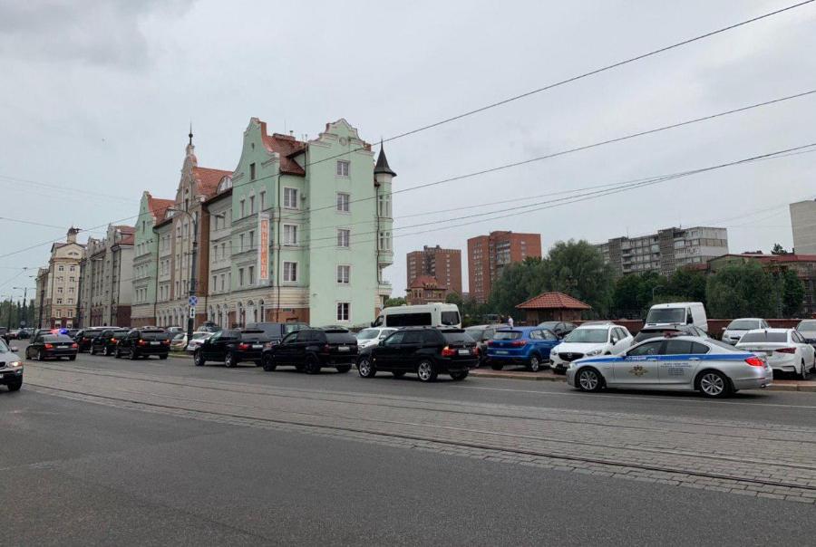 В Калининграде полиция остановила кортеж выпускников военного вуза (фото) (видео)